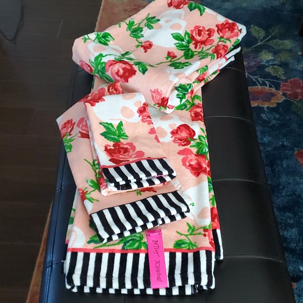 NWT Betsey Johnson Skull Garden Bath Towel Set